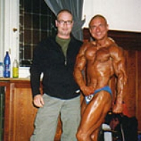 Personal Trainer für Bodybuilding mit Burklaf Scheibe Senoirenmeister